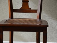 Sedia in stile in legno massello di Produzione Artigianale. La sedia è rifinita in laccatura eseguita a mano, con seduta realizzata in paglia di Vienna. Scontata del -60%. Offerta Outlet Mobilgross