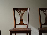 Sedia in stile in legno massello di Produzione Artigianale. La sedia è rifinita in laccatura eseguita a mano, con seduta realizzata in paglia di Vienna. Scontata del -60%. Offerta Outlet Mobilgross