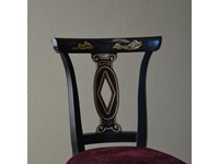 Sedia in stile per sala da pranzo di Produzione Artigianale. La sedia è rifinita in laccatura nera e decorazioni in stile orientale. Il rivestimento della seduta é realizzato in velluto. Scontata del -60%. Offerta Outlet Mobilgross