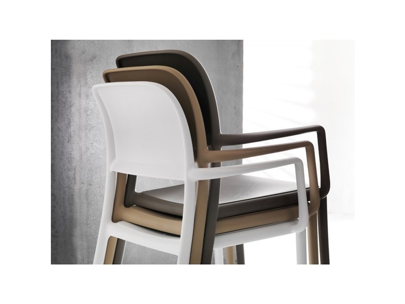 sedie in plastica con braccioli