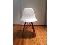 Sedia tipo Vitra Plastic side Chair di Charles Eames scontata del 50%
