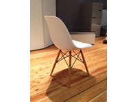 Sedia tipo Vitra Plastic side Chair di Charles Eames scontata del 50%