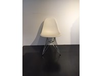 sedia DSR di Eames Plastic, 1950 di design