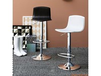 Sgabello Connubia modello Egg. Sgabello con struttura in metallo e sedile in cuoio disponibile in vari colori.