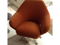Poltroncina relax imbottita Tecno in tessuto color arancione terra