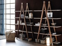 Libreria di design Giotto con montanti in legno massello