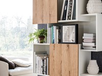 Dettaglio ante in legno della libreria Piquant