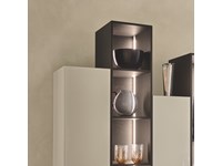 Composizione soggiorno SAN GIACOMO design modello LAMPO L5C03 composta da elementi Open impiallacciati Rovere tinto Carbone ed elementi pensili Lampo laccati opaco Juta con frontali vetro verniciato lucido Juta e telaio a filo in tinta . Dimensione della composizione come foto: Lunghezza 165 cm, Profonditą 35,4 cm, Altezza 175 cm. Scontata del -40%. Offerta Outlet Mobilgross Seveso Brianza
