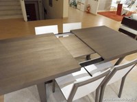 Credenza Metropolis con tavolo Cartesio e sedie Esedra