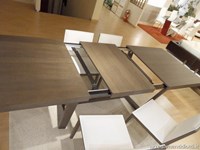 Credenza Metropolis con tavolo Cartesio e sedie Esedra
