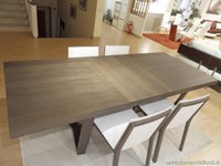 Credenza Metropolis con tavolo Cartesio e sedie Esedra
