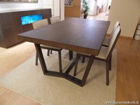 Credenza Metropolis con tavolo Cartesio e sedie Esedra
