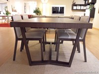 Credenza Metropolis con tavolo Cartesio e sedie Esedra