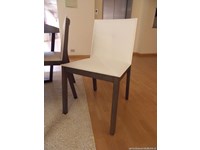 Credenza Metropolis con tavolo Cartesio e sedie Esedra