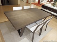 Credenza Metropolis con tavolo Cartesio e sedie Esedra
