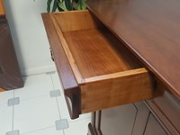 sia le credenze antiche che contemporanee di alto livello hanno incastri a coda di rondine