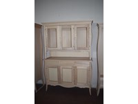 Credenza in legno massello di noce vetrinetta a tre ante