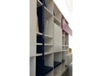 Libreria moderna in legno bianco