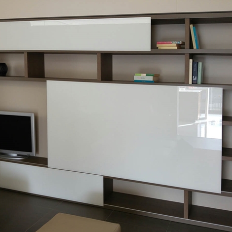 Libreria moderna materico con pannelli vetro scorrevoli ... Librerie moderne in rovere