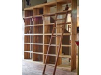 Libreria nature in legno massello india con scala in offerta