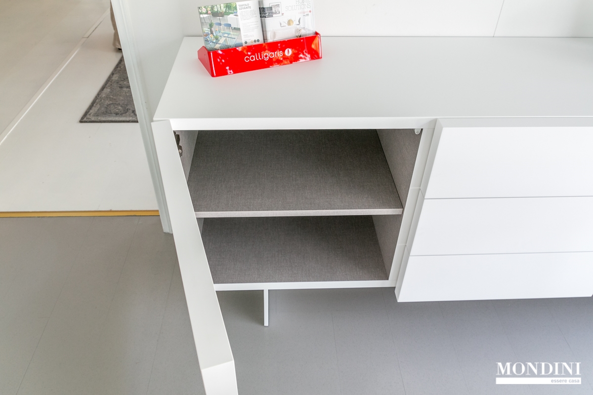 Credenza moderna di calligaris modello sipario scontata del 20 ... Madia moderna bianca