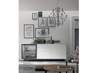 Madia Tomasella modello Metropolis A03. Madia con struttura in laccato opaco bianco gesso e basamento in finitura antracite.