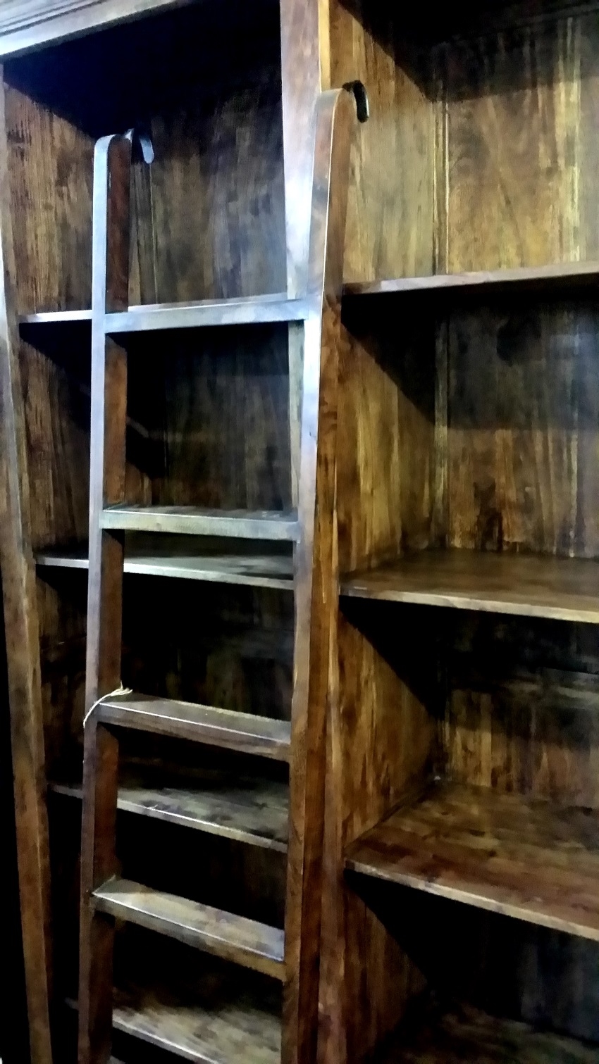 Mobile libreria etnica in legno massello di seesham con scala ... Scaletta scorrevole per libreria