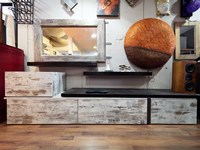 soggiorno parete modello vinatge minimal con mensole in legno e crash bamboo