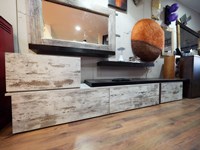 soggiorno parete modello vinatge minimal con mensole in legno e crash bamboo