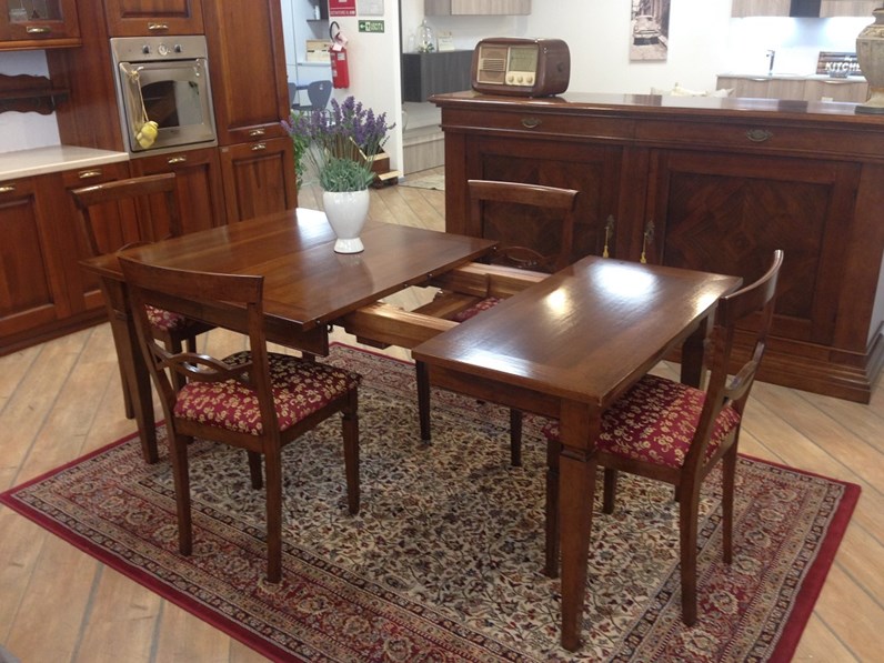 Sala da pranzo classica in noce scontata del 60% Sala da pranzo classica in noce scontata del 60%