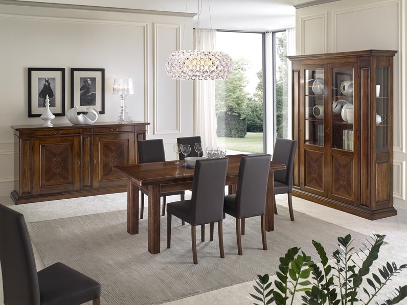 Sala da pranzo con mobili intarsiati in noce con tavolo allungabile. Sala da pranzo con mobili intarsiati in noce con tavolo allungabile.