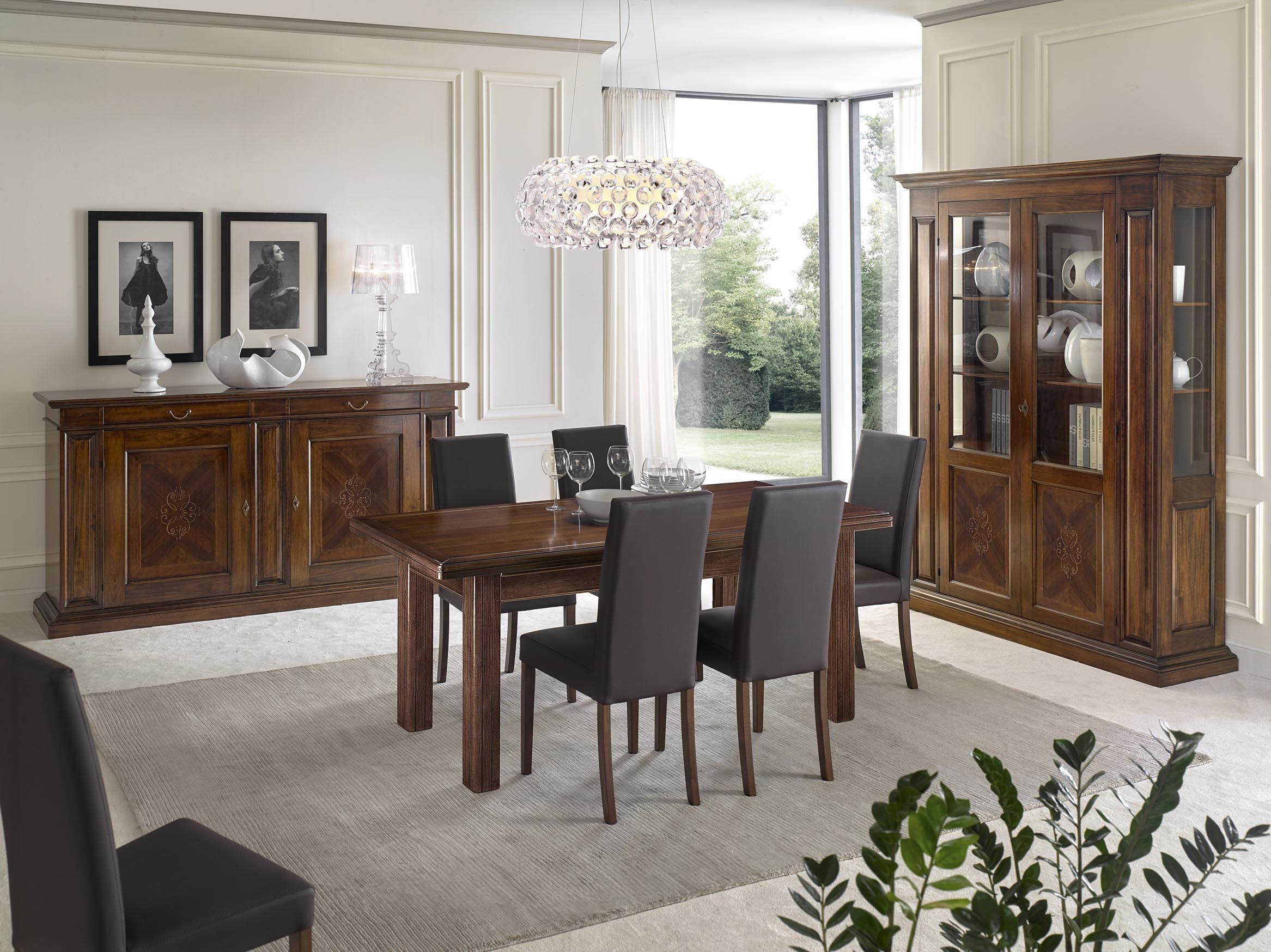 Sala da pranzo con mobili intarsiati in noce con tavolo ...