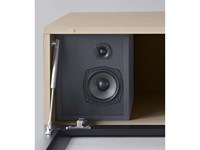 Soggiorno Spazio - dettaglio anta con tela tecnica per sistema audio