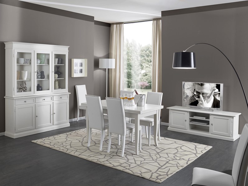 Soggiorno in legno bianco con tavolo sedie mobile tv e credenza. Soggiorno classico bianco