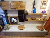 Soggiorno Nuovi Mondi Cucine Parete soggiorno lineare grigio con top cemento e pensili in legno e bambu