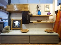 Soggiorno Nuovi Mondi Cucine Parete soggiorno lineare grigio con top cemento e pensili in legno e bambu