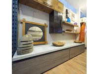 Soggiorno Nuovi Mondi Cucine Parete soggiorno lineare grigio con top cemento e pensili in legno e bambu