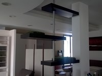 Libreria con ripiani mobili