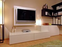 Soggiorno Side System con sistema di mensole angolari