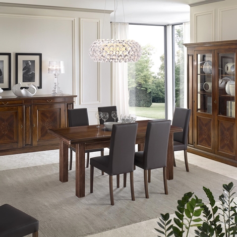 Sala da pranzo completa di tavolo, vetrinetta e credenza tavoli ... Tavolo e credenza in stile salone