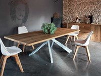 Tavolo Alta Corte modello Parigi con gambe Metal in ferro Industry centrali. Il tavolo è in legno rovere disponibile nei colori alaska, grigio, naturale, oliva e supernatural.