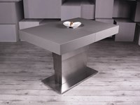 Tavolo Altacom modello Ares Fold. Tavolo con altezza regolabile e struttura in metallo con piano malta beton grigio scuro e base inox.