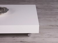 Tavolo Altacom modello Assist. Tavolino trasformabile in tavolo da pranzo con piano laccato lucido bianco luce e base cromo opaco.