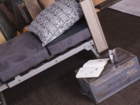 Tavolo Altacom modello Tavoletto. Tavolo che si trasforma in letto con piano in nobilitato orleans sabbia e base verniciato grisou’.