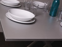 Tavolo Altacom modello Universe. Tavolino trasformabile in tavolo da pranzo, con piano malta pietra spatolata antracite e base verniciato grisou’.