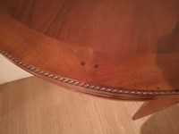 particolare piano con treccine e chiodi