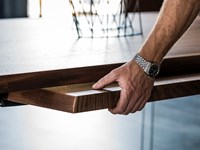 Allunghe inserite nell'apposito supporto sotto il piano