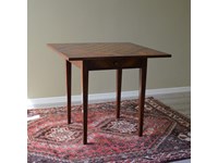 Tavolo da gioco in legno massello di Produzione Artigianale con piano intarsiato. Il piano del tavolo è ripiegabile nei quattro lati. Scontato del -47%.Offerta Outlet Mobilgross