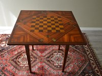 Tavolo da gioco in legno massello di Produzione Artigianale con piano intarsiato. Il piano del tavolo è ripiegabile nei quattro lati. Scontato del -47%.Offerta Outlet Mobilgross