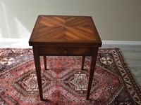 Tavolo da gioco in legno massello di Produzione Artigianale con piano intarsiato. Il piano del tavolo è ripiegabile nei quattro lati. Scontato del -47%.Offerta Outlet Mobilgross